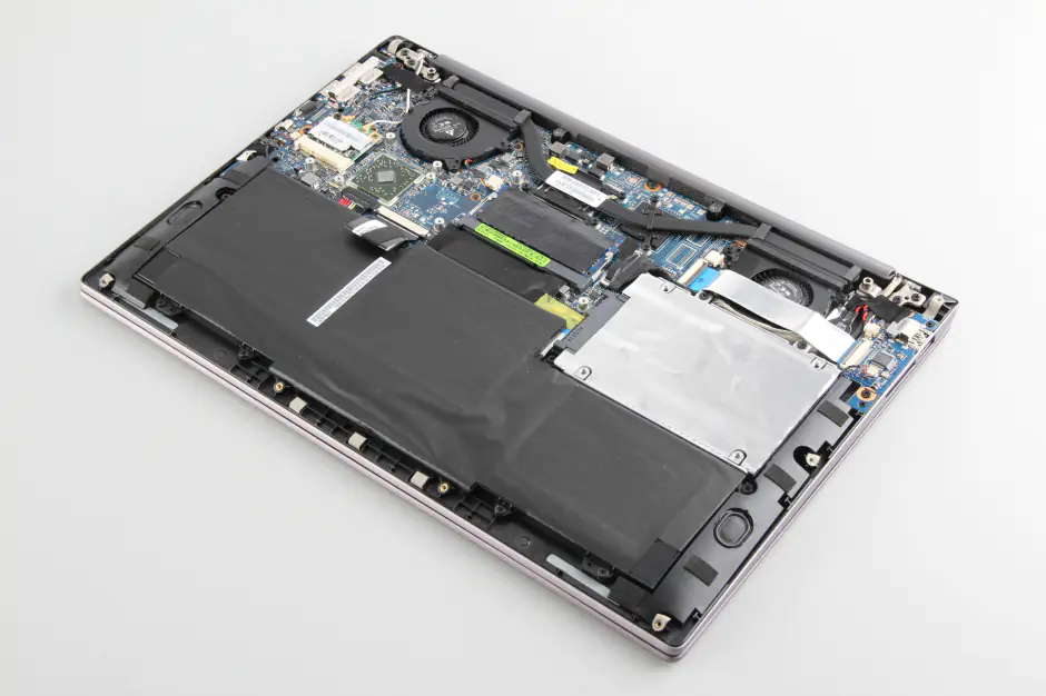 Close-up of the laptop after removing the bottom cover