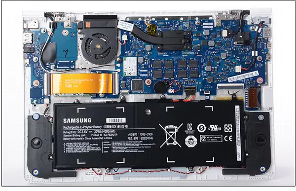 Close-up of the laptop after removing the bottom cover