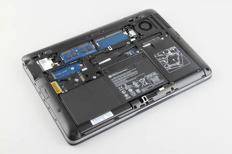 Close-up of the laptop after removing the bottom cover