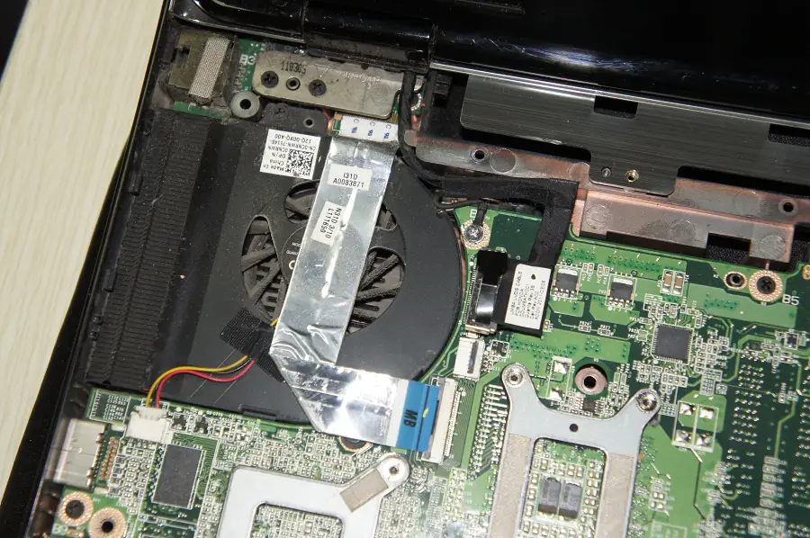 Disconnect the cable from the CPU fan