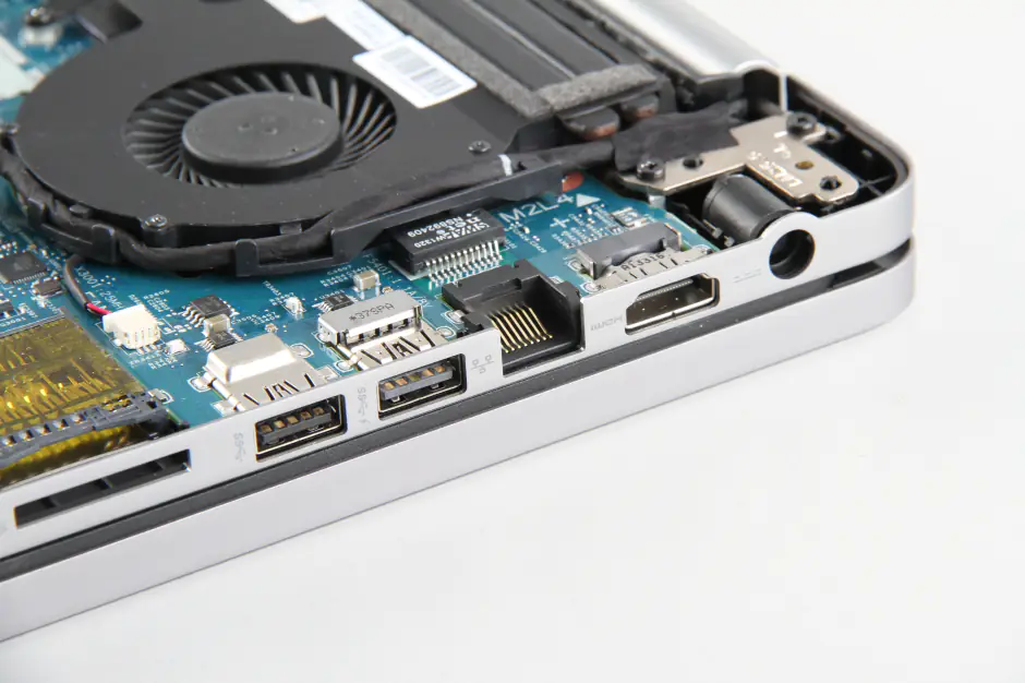 Dell Inspiron 17 7737 ports