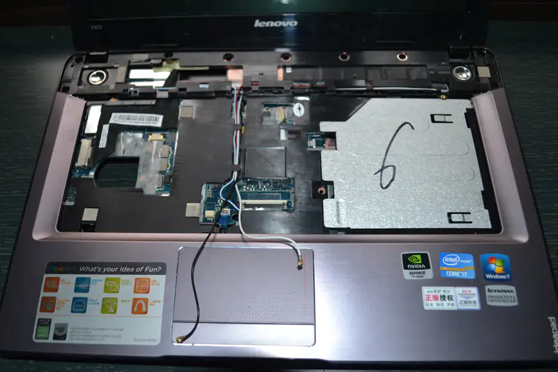 Close-up of the laptop after removing the keyboard