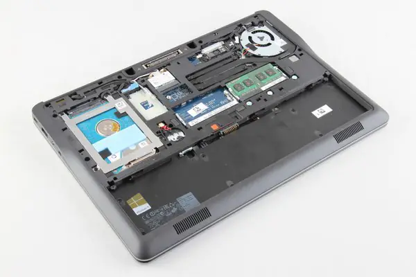 Close-up of the laptop after removing the bottom cover