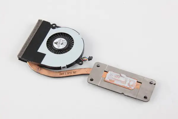 Close-up of the Dell Latitude E7440 heat sink and cooling fan module