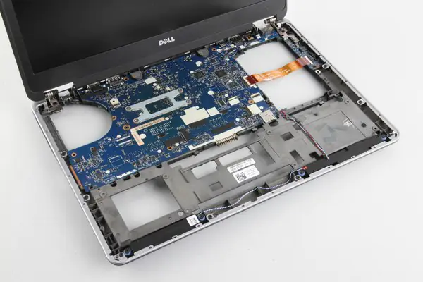 Close-up of the laptop after removing the palm rest