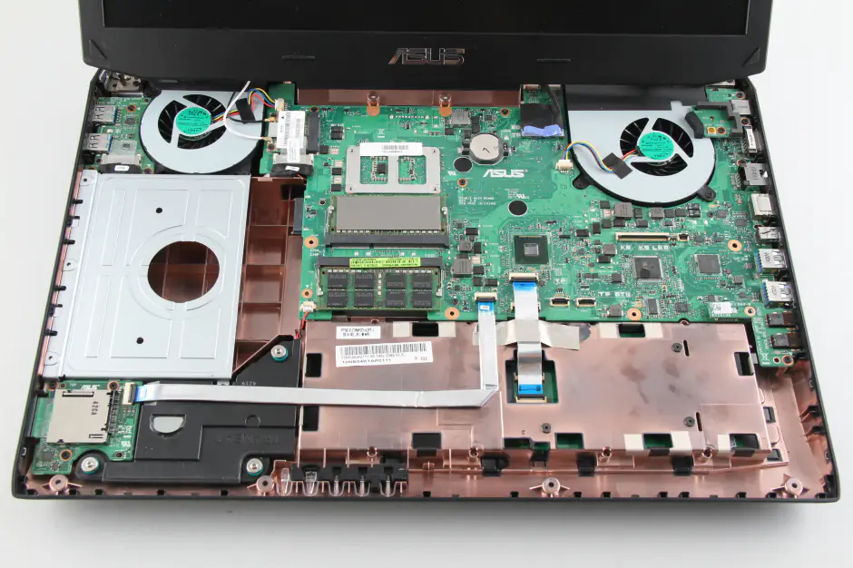 Close-up of the laptop after removing the palm rest