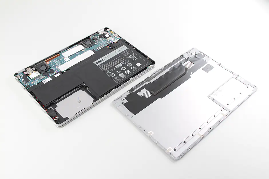 Close-up of the laptop after removing the bottom cover