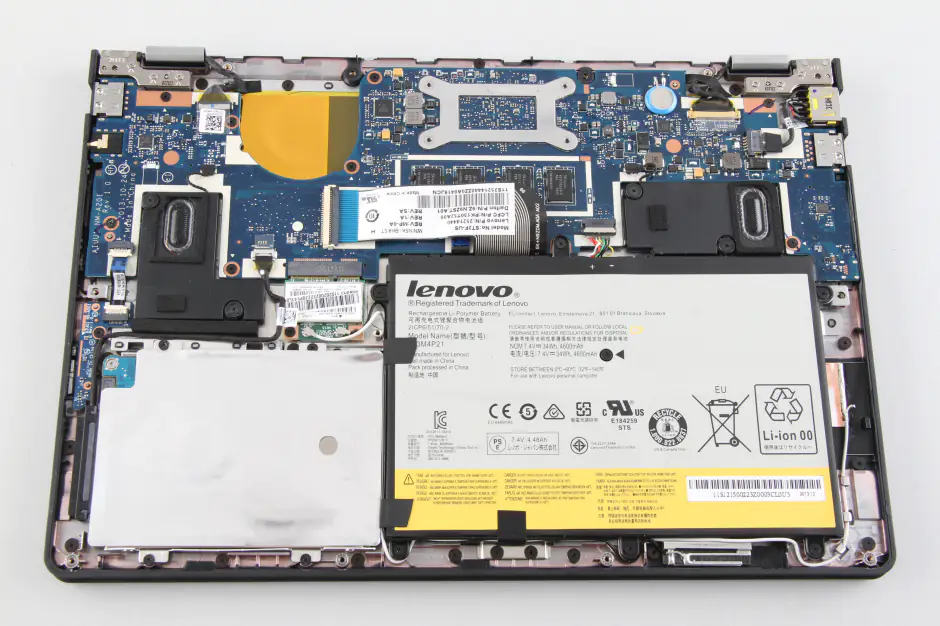 Close-up of the laptop after removing the bottom cover