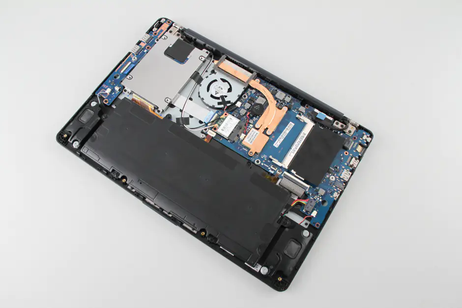 Close-up of the laptop after removing the bottom cover