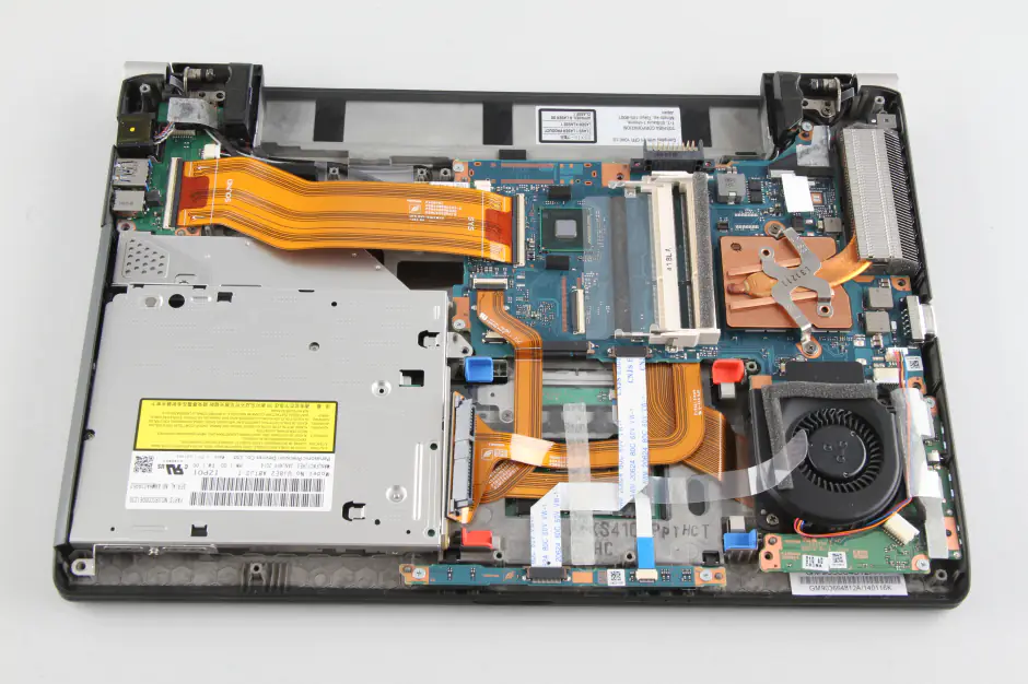 Close-up of the laptop after removing the bottom case