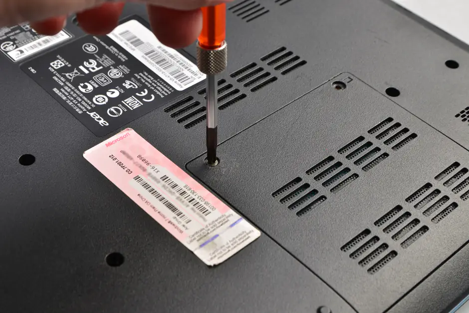 Remove the memory cover