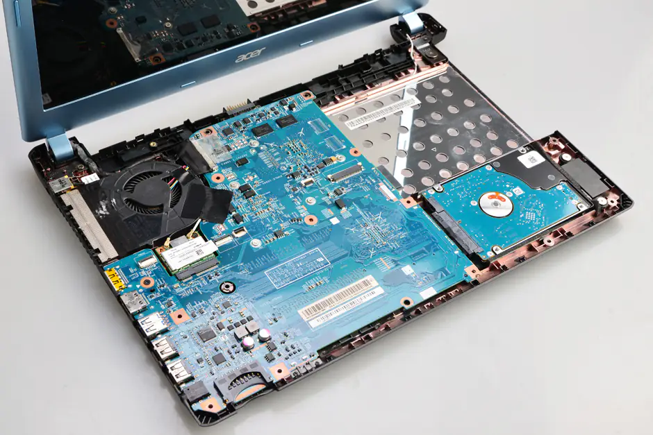 Close-up of the laptop after removing the palm rest