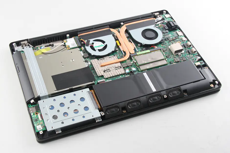 Close-up of the laptop after removing the bottom cover