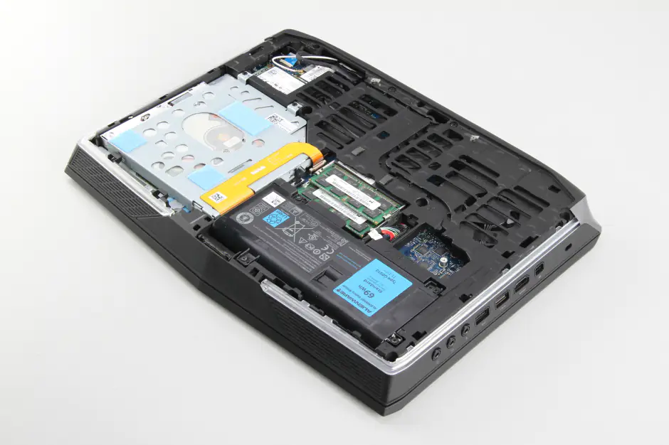 Close-up of the laptop after removing the bottom cover