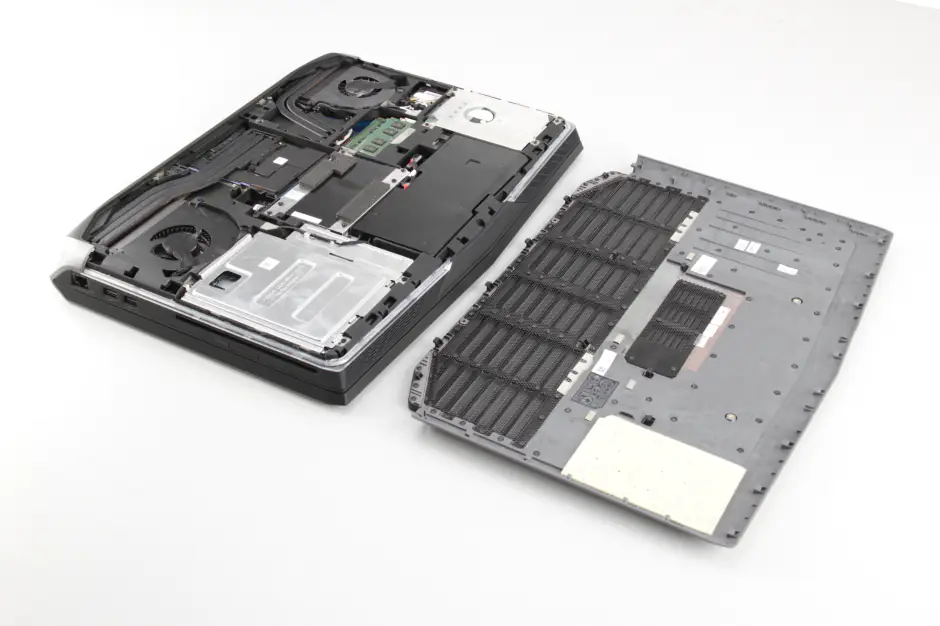 Close-up of the laptop after removing the bottom cover