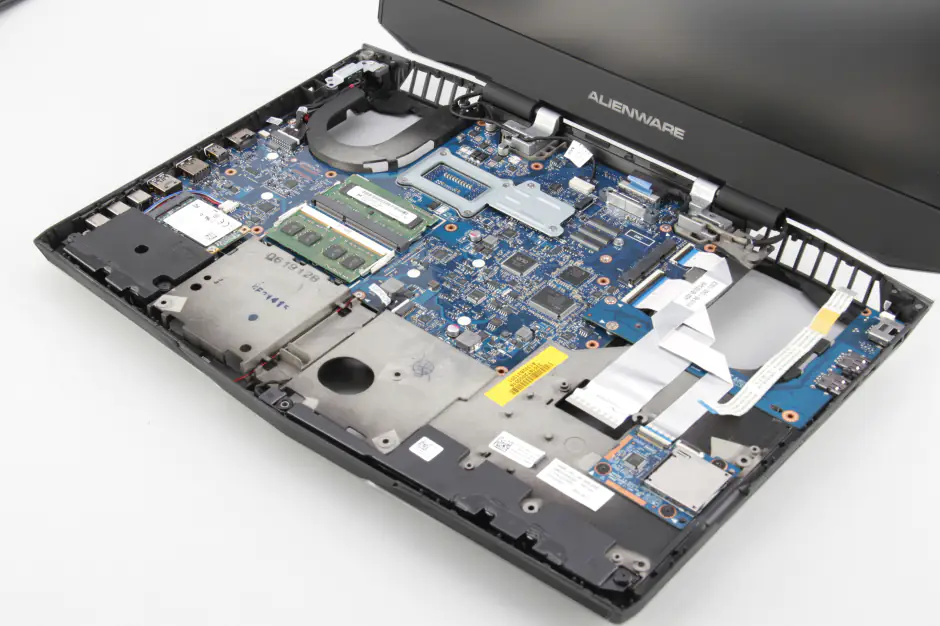 Close-up of the laptop after removing the palm rest