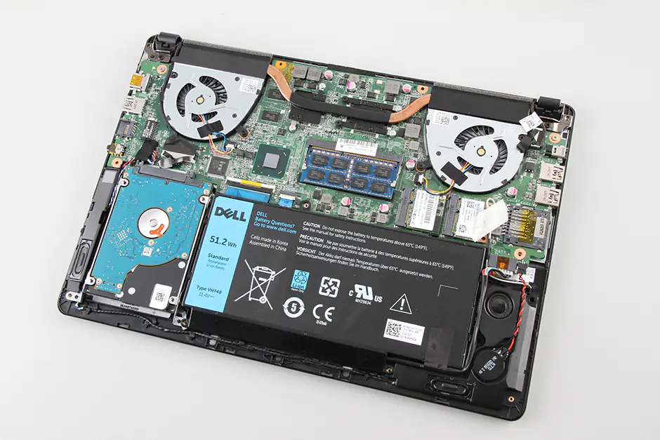 Close-up of the laptop after removing the bottom cover