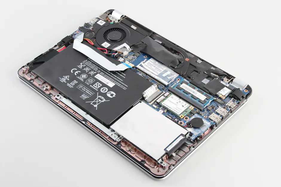 Close-up of the laptop after removing the bottom cover