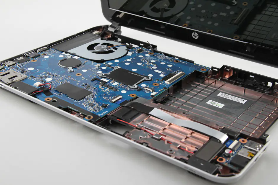 Close-up of the laptop after removing the palm rest