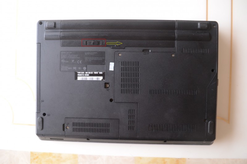 Lenovo-ThinkPad-Edge-E40-Remove-DVD-Drive-1