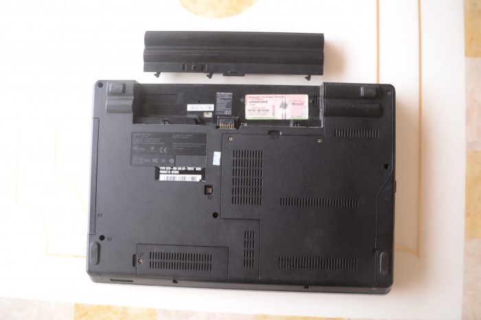 Lenovo-ThinkPad-Edge-E40-Remove-DVD-Drive-2