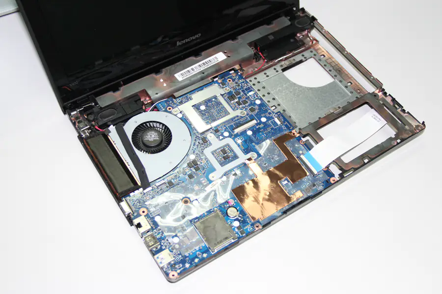 Close-up of the laptop after removing the palm rest