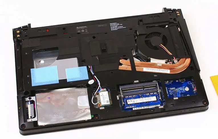 Close-up of the laptop after removing the bottom cover