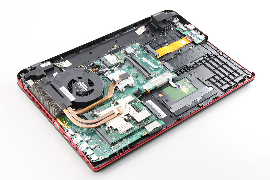 Close-up of the laptop after removing the bottom cover
