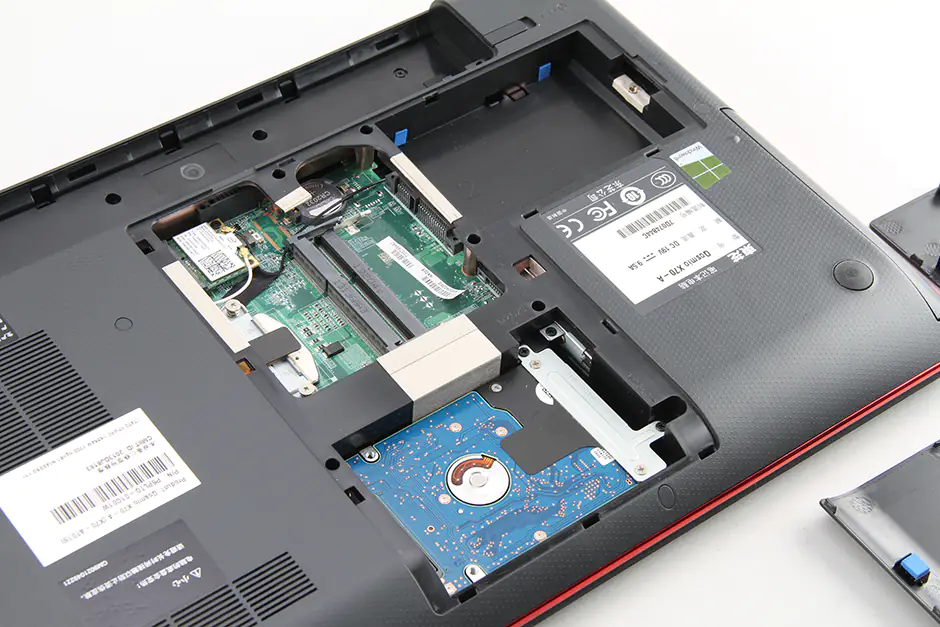 Close-up of the laptop after removing the service cover