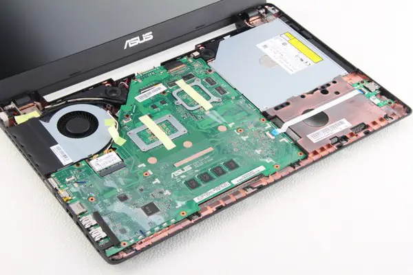 Close-up of the laptop after removing the palm rest