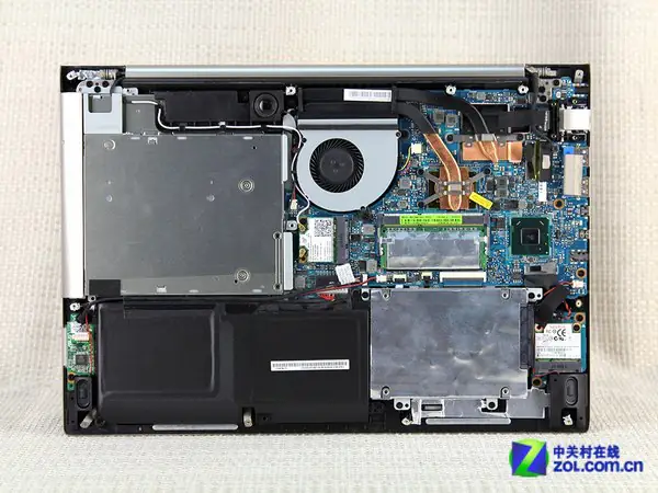 Close-up of the laptop after removing the bottom cover