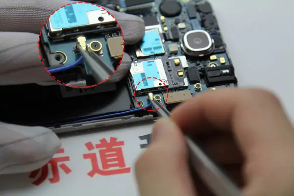 Install the antenna cable connector