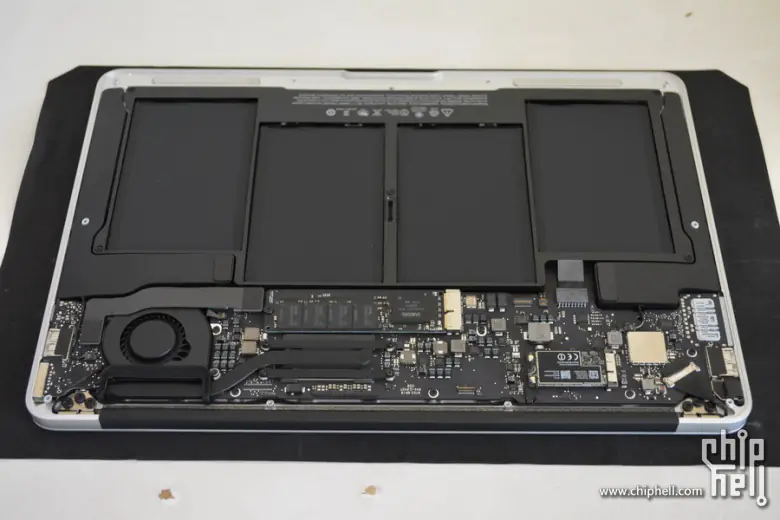 Close-up of the laptop after removing the palm rest