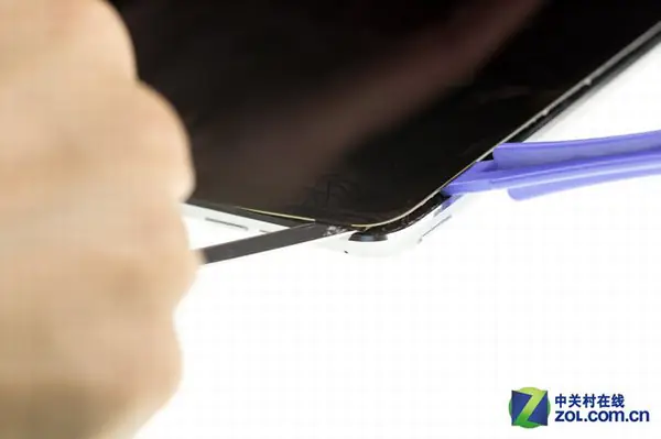 Separate the screen from the phone