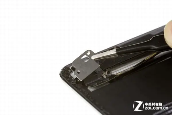 Remove the 3.5mm headphone jack mounting bracket