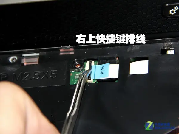 Disconnect the right shortcut cable