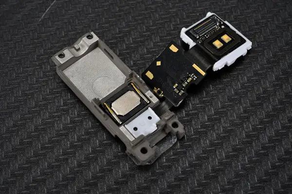Earpiece and infrared sensor
