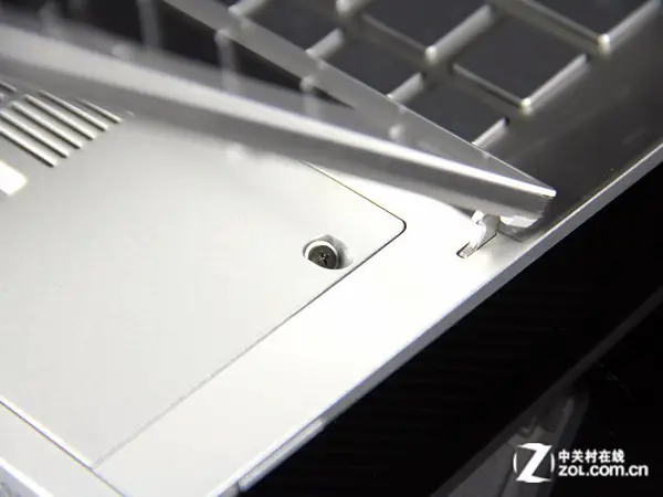 Remove the screws on the Sony Duo 13 bottom cover