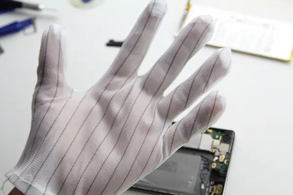 Antistatic gloves