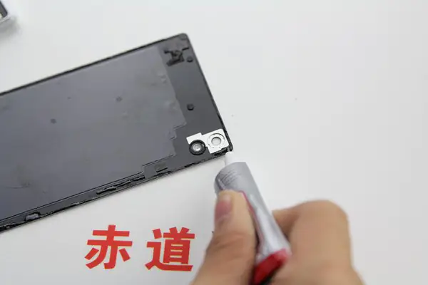 Apply glue evenly along the edge of the back cover