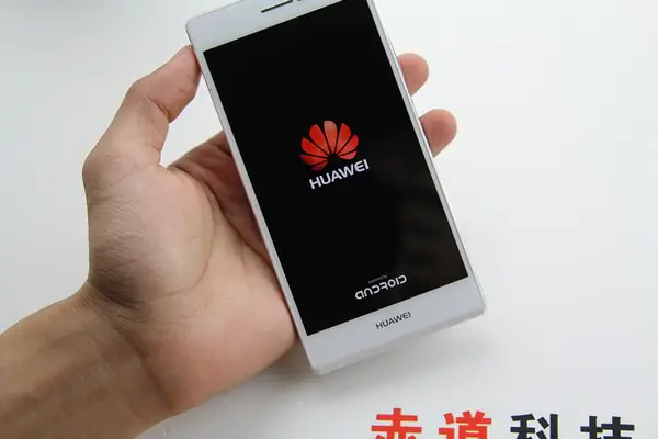 Turning on the Huawei Ascend P7