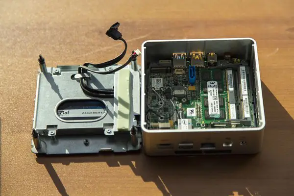 Intel NUC5i7RYH M.2 slot