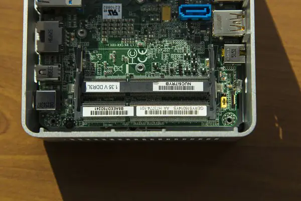 Intel NUC5i7RYH memory slots