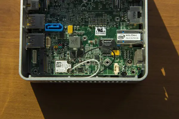 Intel NUC5i7RYH Wi-Fi card