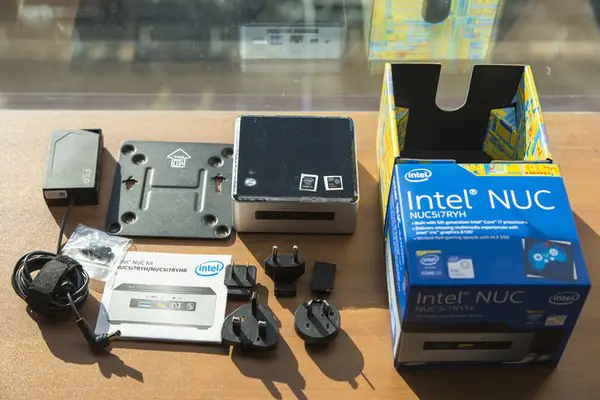 Intel NUC5i7RYH parts