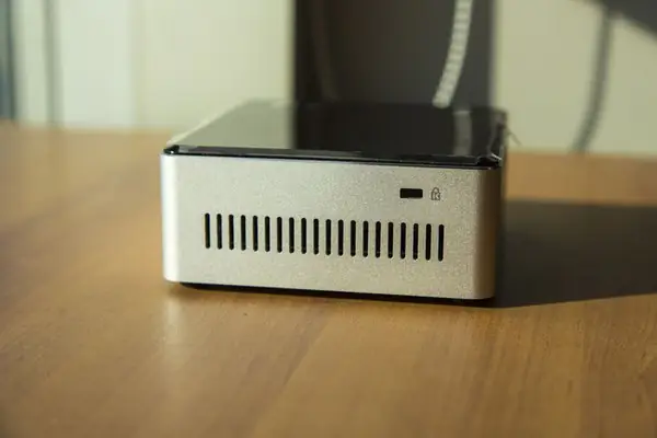 Intel NUC5i7RYH