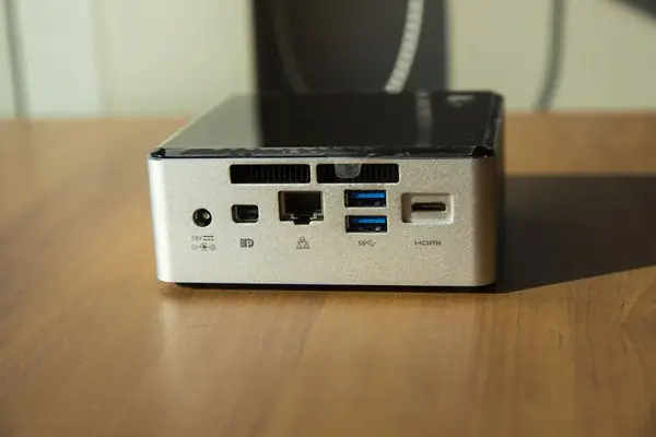 Intel NUC5i7RYH ports