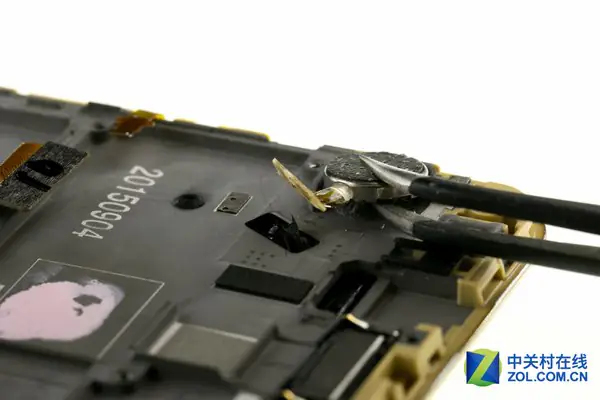 Use tweezers to remove the vibrator