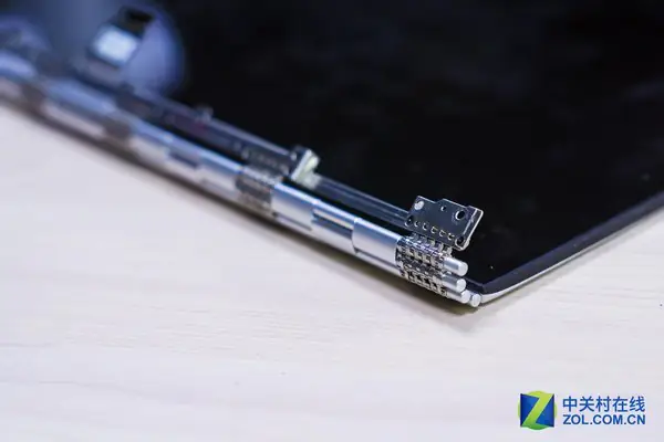 LCD hinge