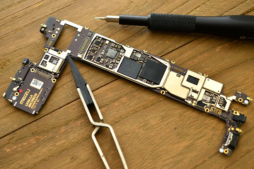Peeling off the graphite thermal film on the PCB board